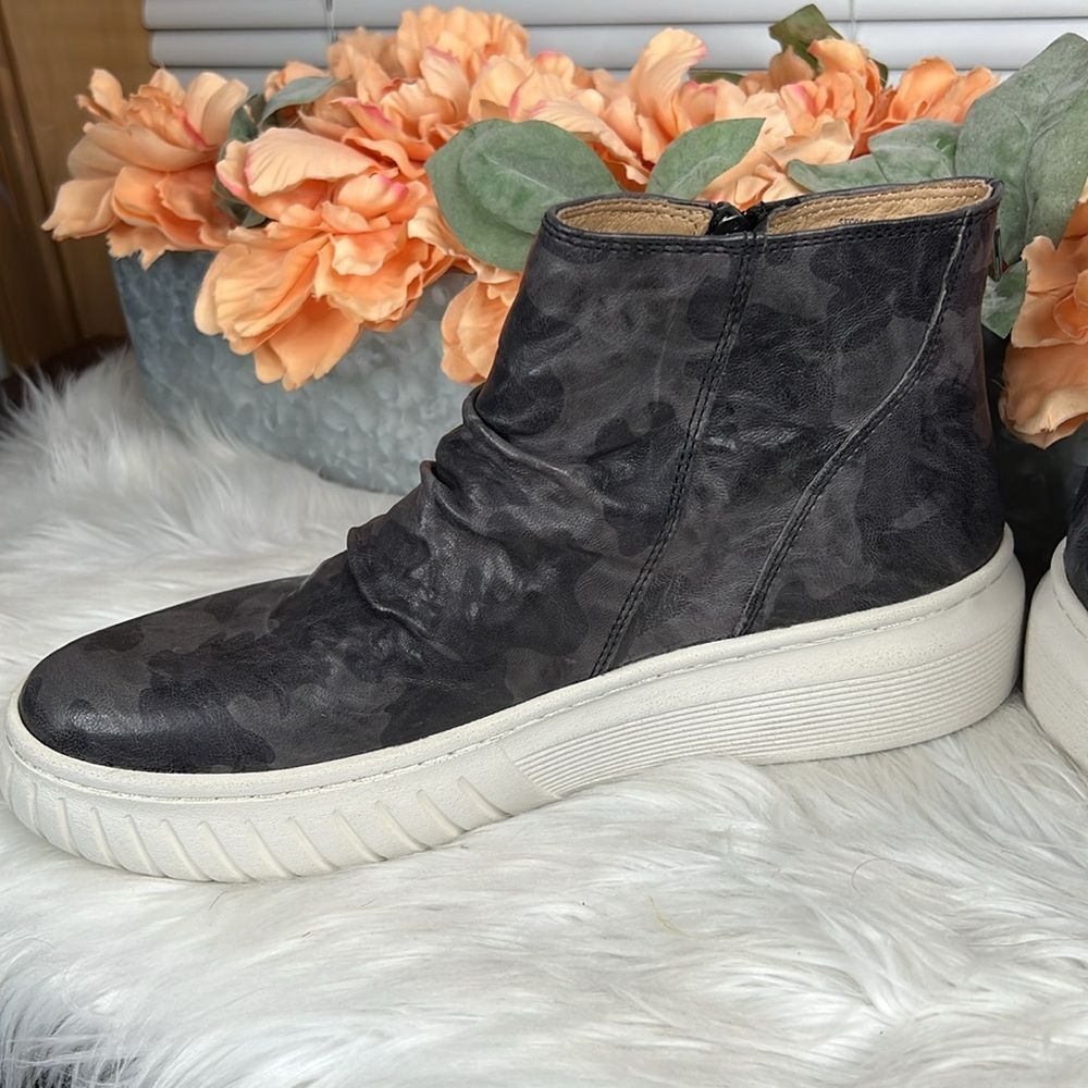 Sofft Portland Water Resistant Camo Platform Bootie Size 10 - Picture 6 of 11